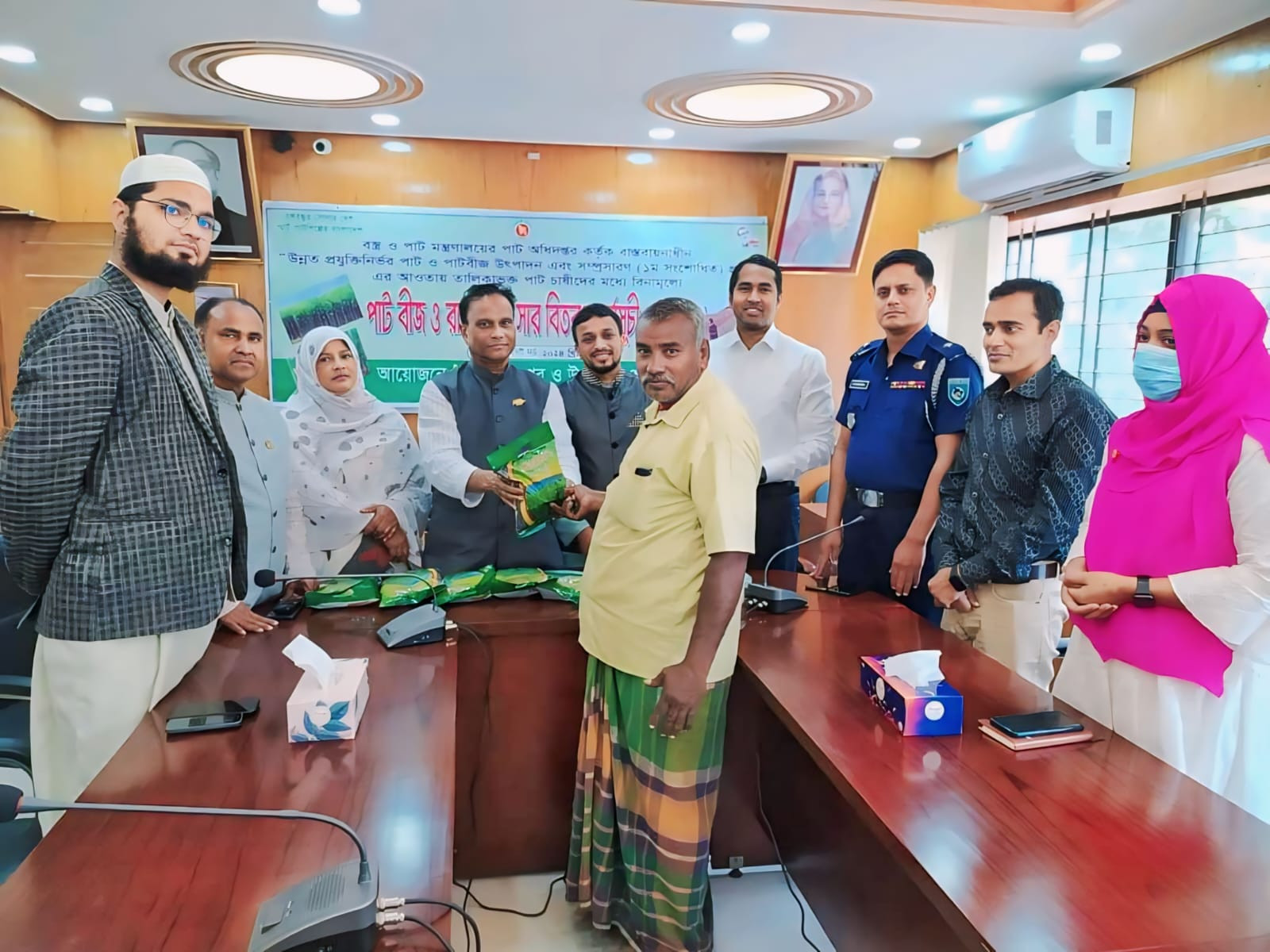 খানসামায় পাটচাষীরা পেলে বীজ ও সার